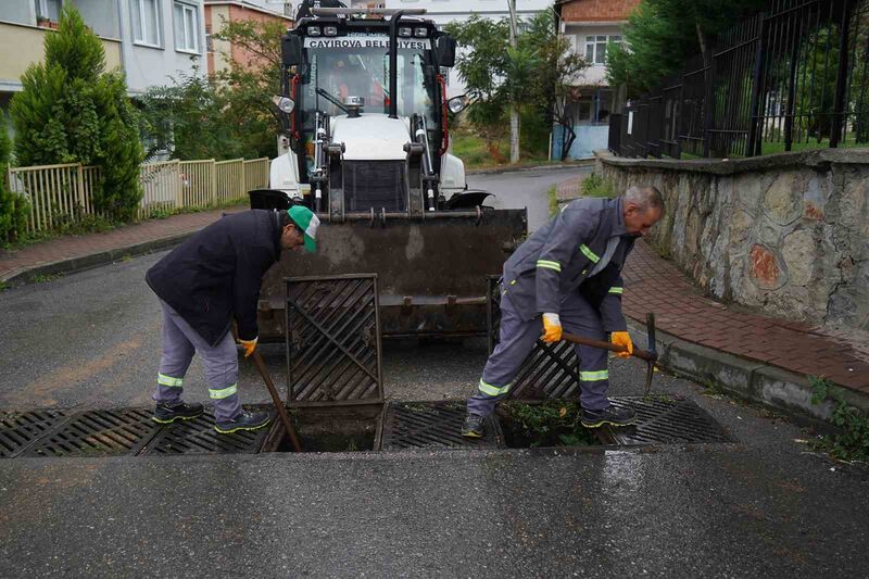 ÇAYIROVA'DA BELEDİYE EKİPLERİ, İLÇE