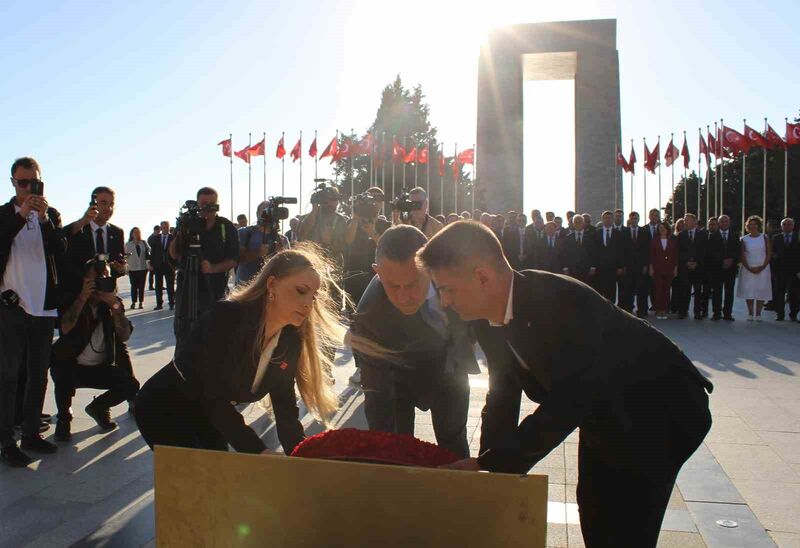 CHP Genel Başkanı Özel, Şehitler Abidesinde Atatürk Anıtına çelenk bıraktı