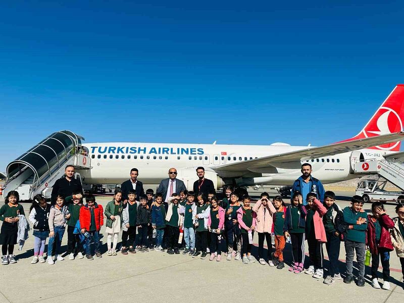 ŞIRNAK'IN CİZRE İLÇESİNDE ÖĞRENCİLER