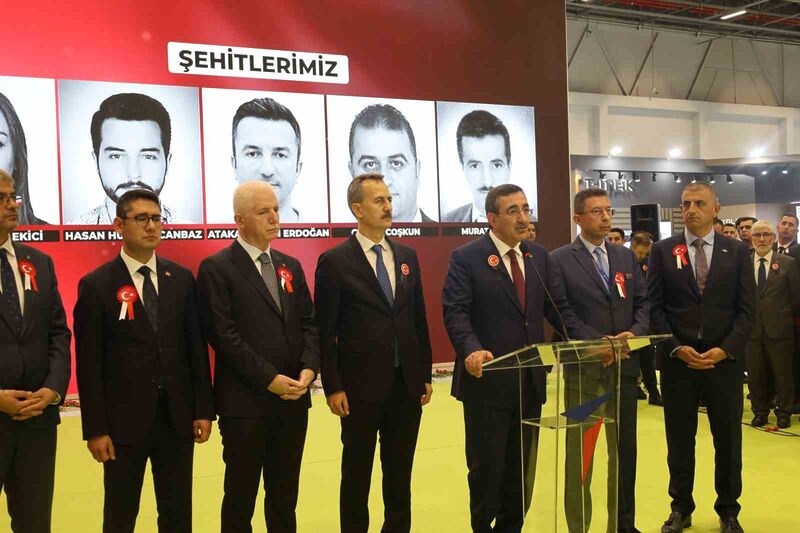 Cumhurbaşkanı Yardımcısı Cevdet Yılmaz TUSAŞ standını ziyaret etti