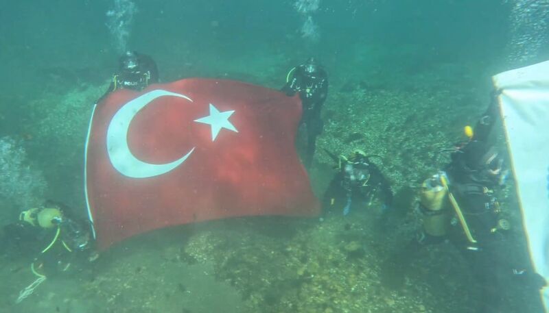 Dalgıç polisler su altında Türk bayrağı açtı