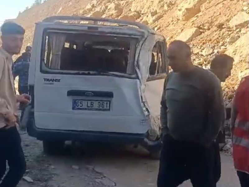 HAKKARİ'NİN ŞEMDİNLİ İLÇESİNDE YOL