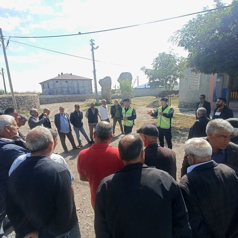 DİGOR’DA JANDARMA, TRAKTÖR SÜRÜCÜLERİNİ