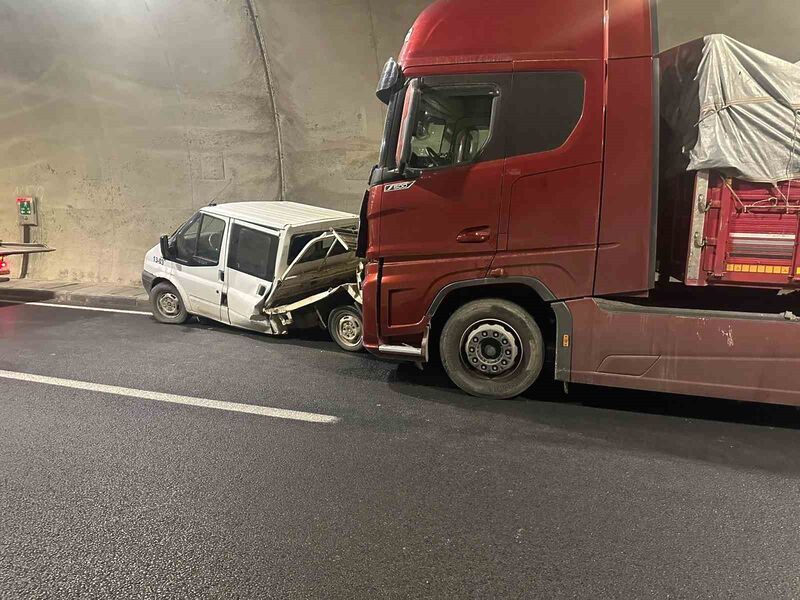 ELAZIĞ’DA TIRIN, KAMYONETE ÇARPMASI