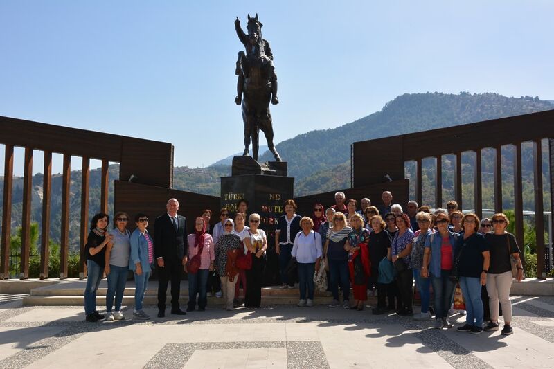 Emekli öğretmenlerden Başkan Kumral’ a ziyaret