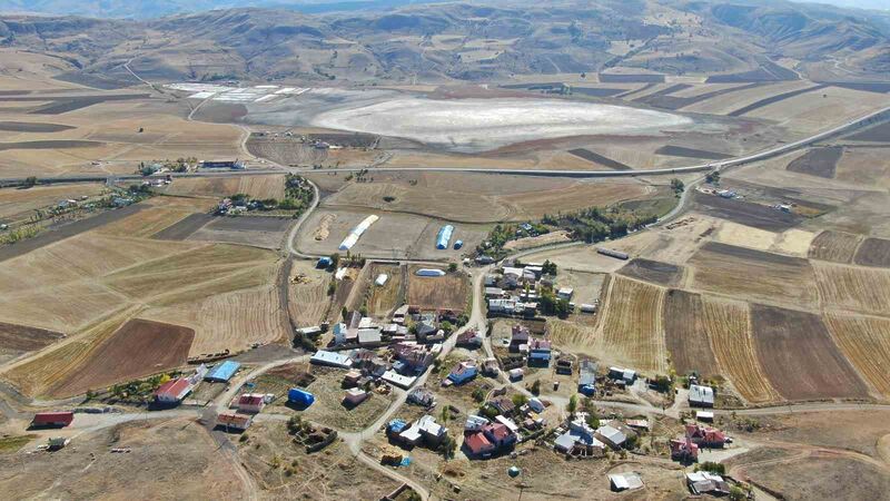 Gölde adeta bir damla su kalmadı, köy sakini nedenini bakın neye bağladı