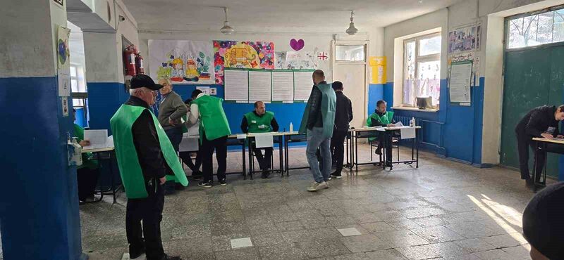 Gürcistan halkı milletvekillerini seçmek için sandık başında