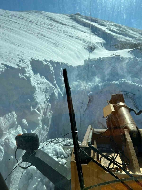 HAKKARİ’DE KAR KALINLIĞININ BİR