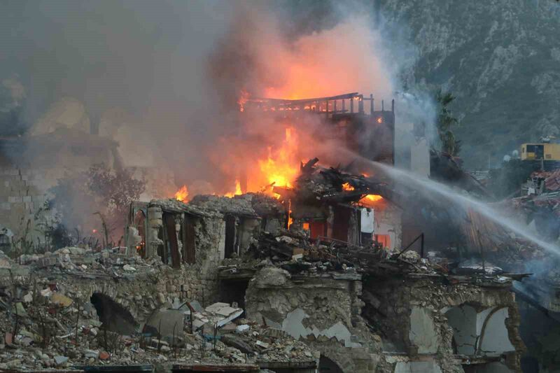 HATAY'DA 3 KATLI HASARLI