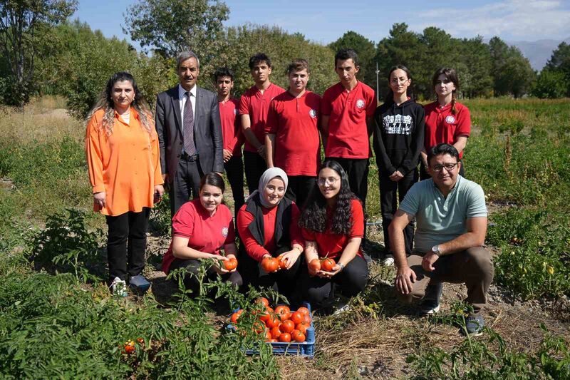 MESLEK LİSESİ ÖĞRENCİLERİ OKULUN