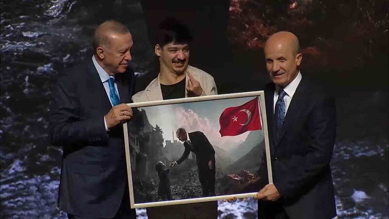 HKÜ ÖĞRENCİSİ MERT CAN ALTUN, CUMHURBAŞKANI ERDOĞAN’A ESERİNİ TAKDİM ETTİ