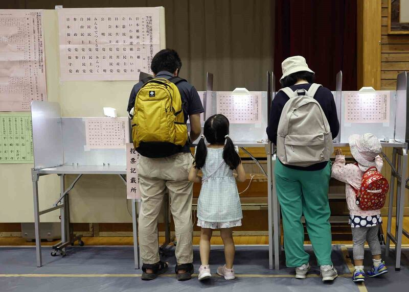 Japonya’daki erken seçimde 15 yıldır iktidardaki LDP mecliste çoğunluğu kaybetti