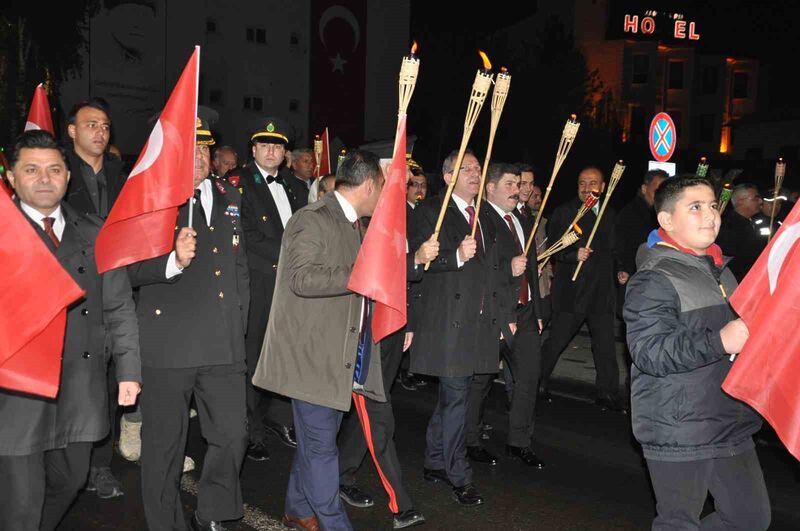 KARS’TA CUMHURİYET YÜRÜYÜŞÜ YAPILDI(KARS-İHA)