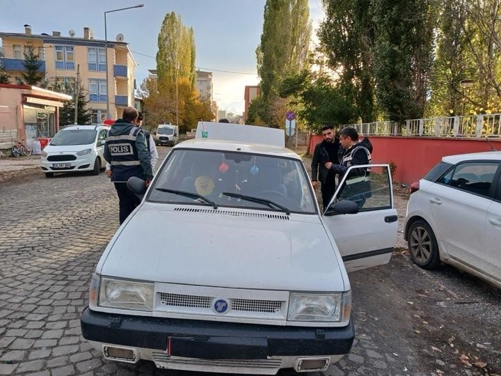 KARS'TA ÖĞRENCİ YURTLARI ÖNÜNDE