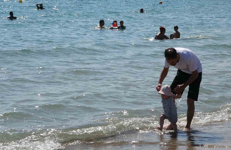 Mersin’de sahiller, sakinliği sevenlere kaldı