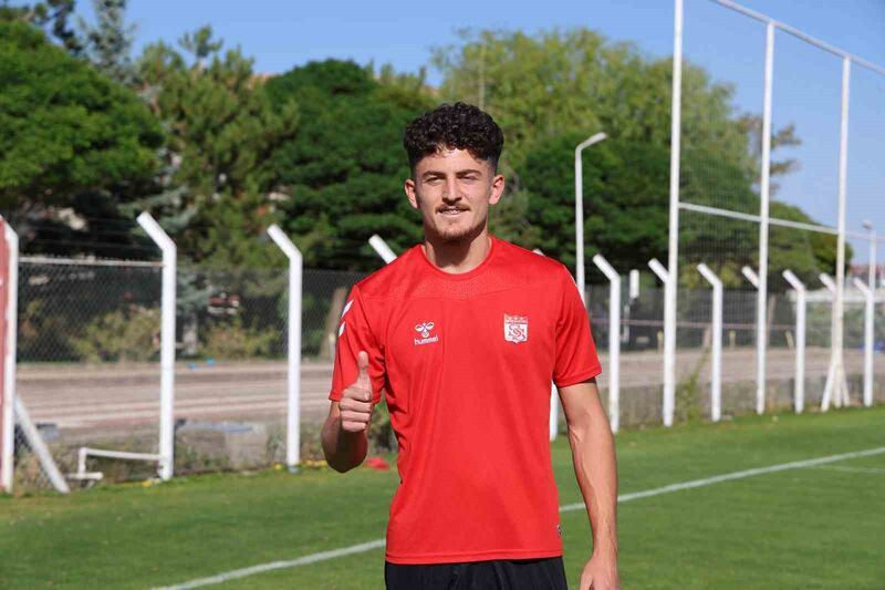 SİVASSPOR'DA GENÇ FUTBOLCUSU EMİRHAN