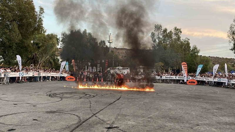 MOTOSİKLET TUTKUNLARI TEKER YAKTI,