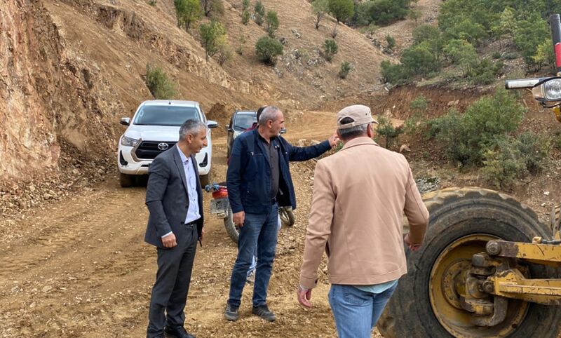 Muhtar Çiftçi: “Vatandaşlarımızın daha rahat seyahat edebilmeleri için yolları onarıyoruz”