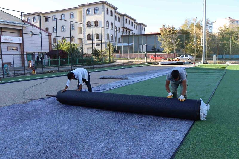 Oltu’da stadyumun zemini yenileniyor