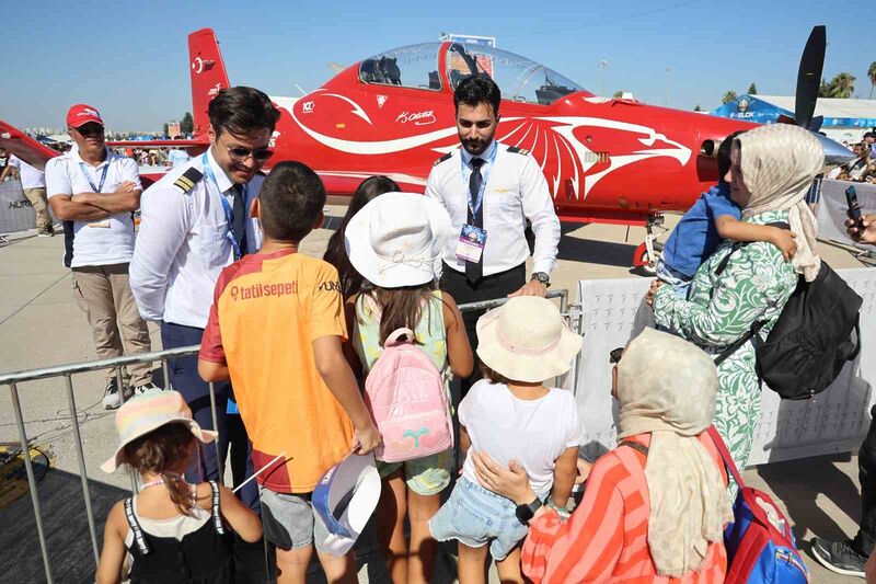 Pilotaj öğrencileri TEKNOFEST’te çocuklara uçakları tanıttı