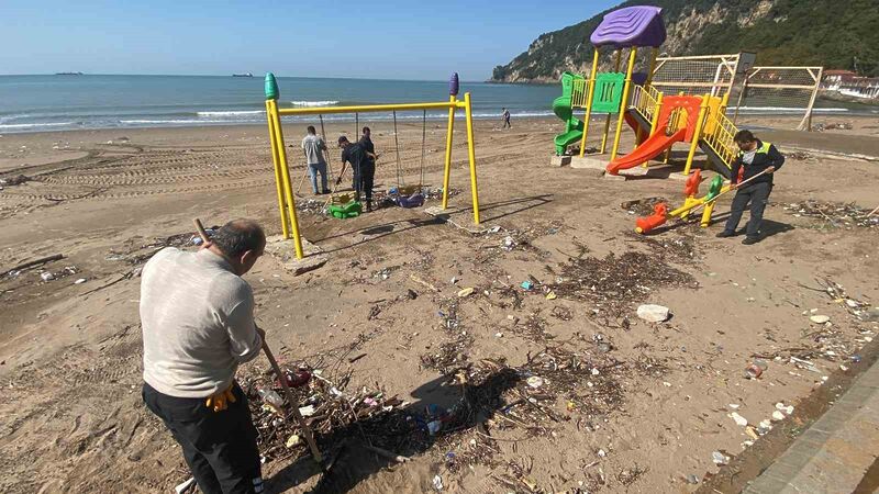 KARADENİZ'DEKİ ÇÖPLER, DALGALARLA BARTIN'IN