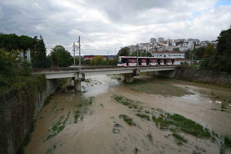 Samsun’da etkili olan sağanak, akarsuları coşturdu