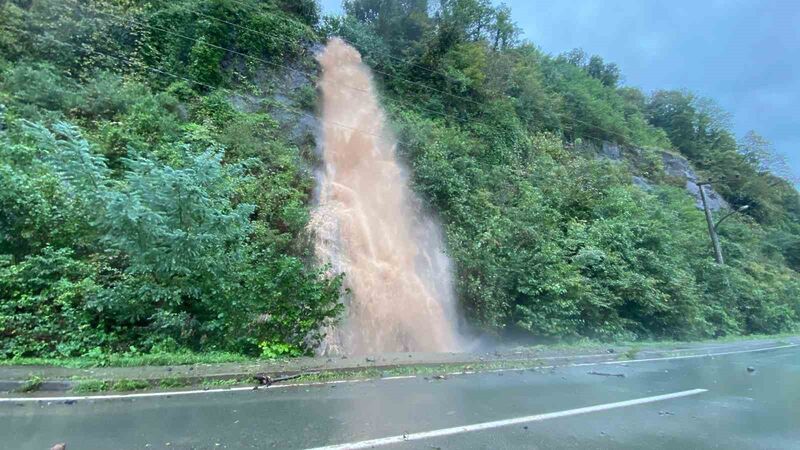 Şiddetli yağışlar Artvin’in Hopa ve Arhavi ilçelerinde etkili oluyor