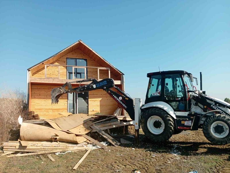 Silivri Belediyesi tarım arazilerindeki kaçak yapıların yıkımına devam ediyor