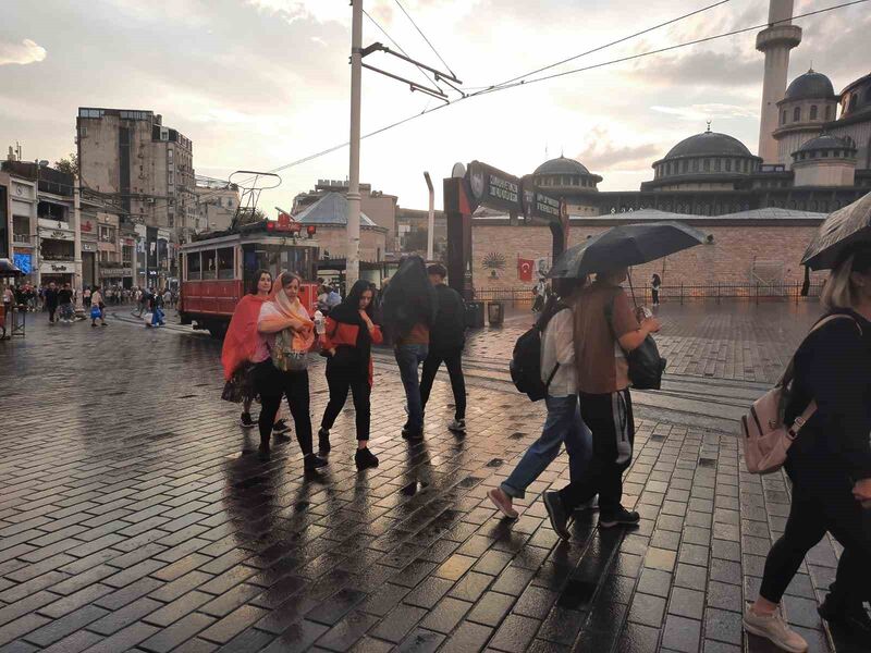 İSTANBUL TAKSİM’DE ANİDEN BASTIRAN