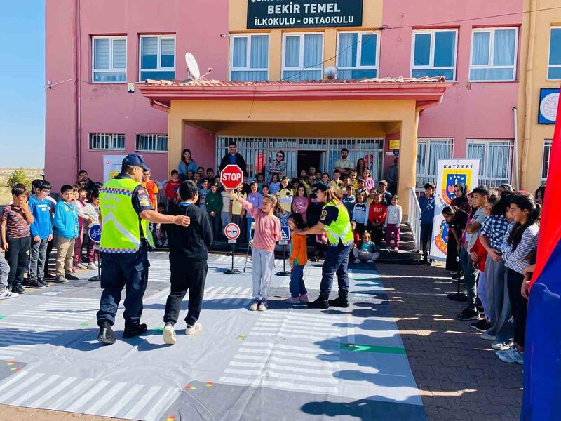 Tomarza’da öğrencilere trafik eğitimi verildi