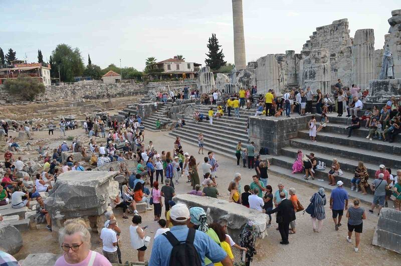 Üç bin kişiyle Apollon Tapınağı’nda “Toplu Tadım” rekoru denemesi yapıldı