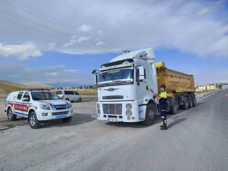 VAN’DA JANDARMA TRAFİK EKİPLERİ