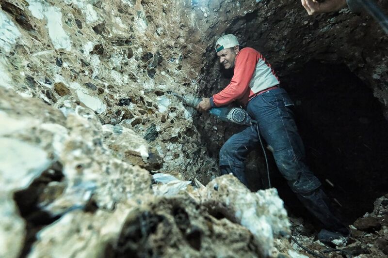 MADENDE İNCELEMELERDE BULUNAN KATILIMCILAR,