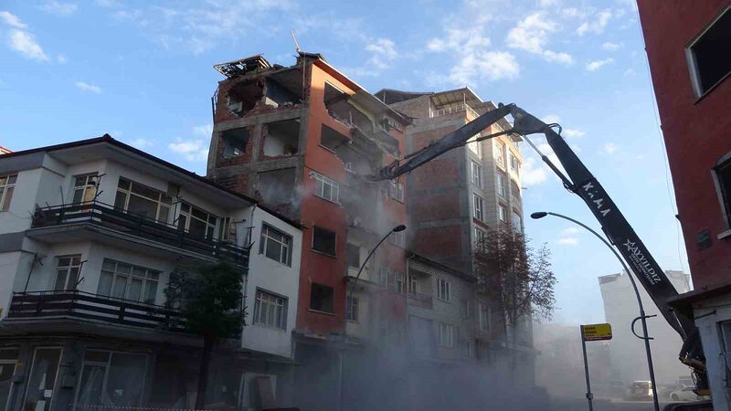 18 aydır yıkım bekleyen Adem Çavuş Apartmanı’nda yıkım işlemlerine başlandı