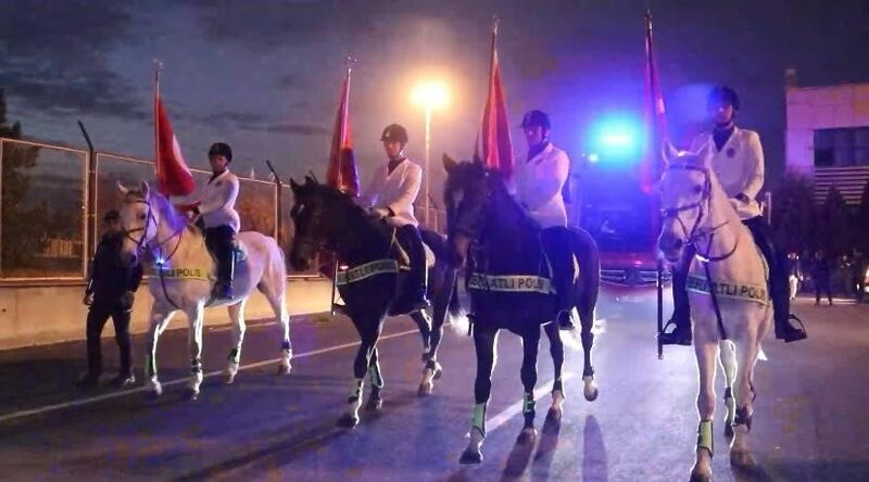 A Milli Futbol Takımı Kayseri’de atlı polislerle karşılandı