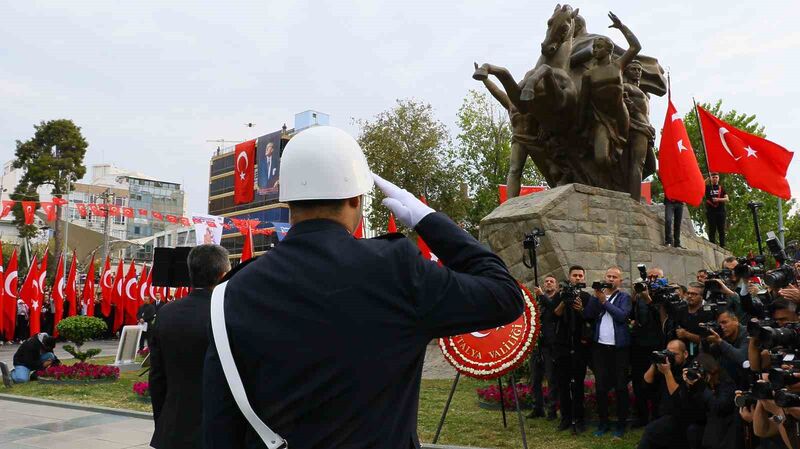 TÜRKİYE CUMHURİYETİ'NİN KURUCUSU GAZİ