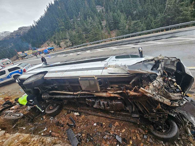 Antalya’da yolcu minibüsü devrildi: 9 yaralı