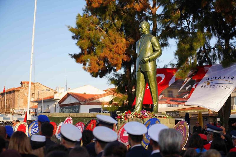 AYVALIK’TA ATATÜRK HÜZÜNLE ANILDI