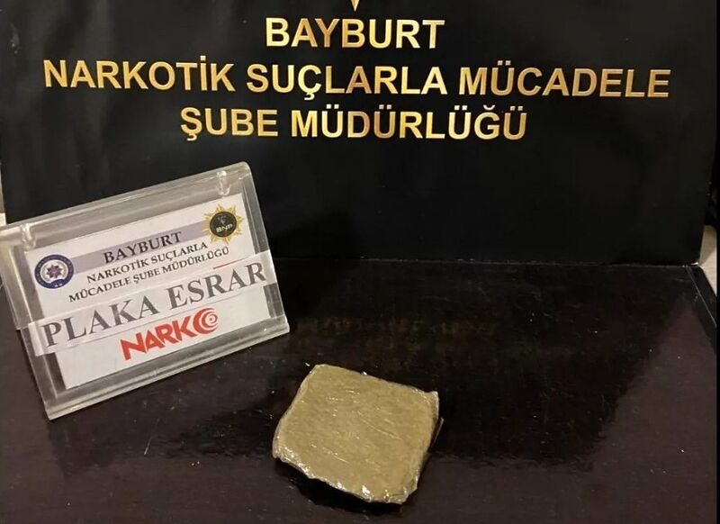 Bayburt’ta bir miktar esrar ve uyuşturucu hapla yakalanan 2 kişiye adli işlem yapıldı