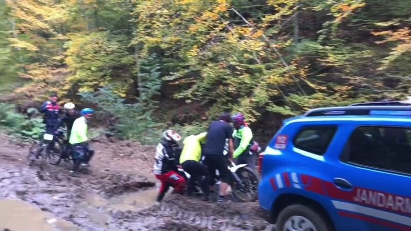 Çamura saplanan motosikletlinin yardımına jandarma yetişti