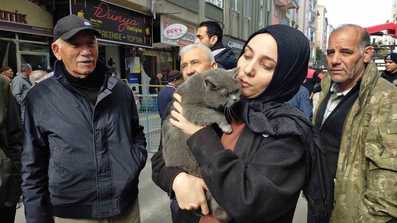 Çorum’daki doğal gaz patlaması sebebiyle evde mahsur kalan kedisine 1 gün sonra kavuşabildi