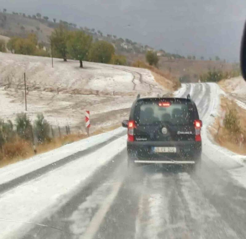 Dolu yağışı yolu beyaza bürüdü