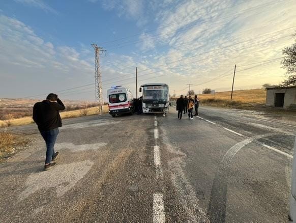 Elazığ’da otobüs ile kamyonet çarpıştı: 4 yaralı