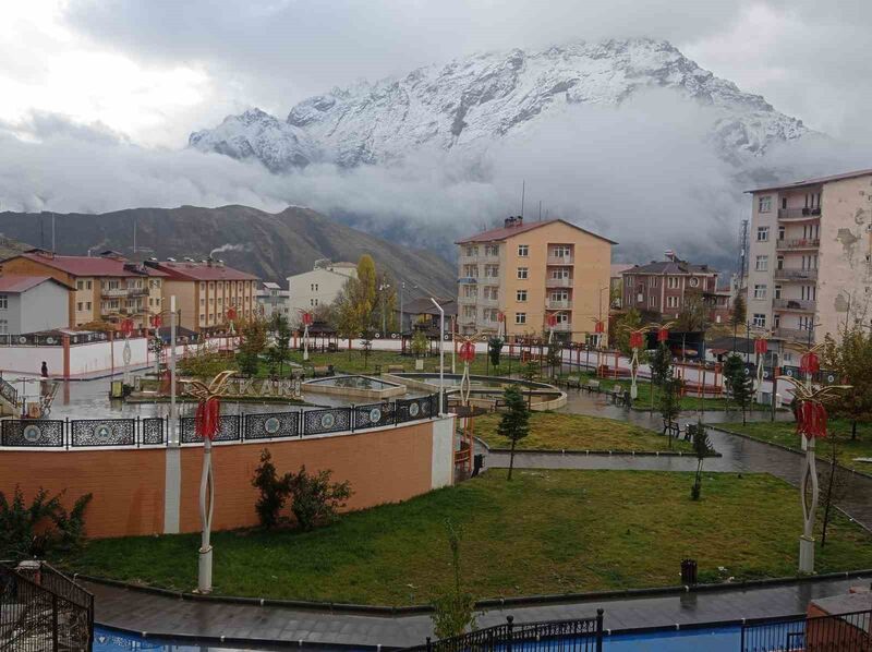 Hakkari’nin etrafını saran dağlar beyaza büründü