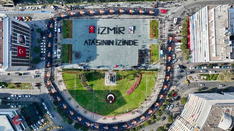 İzmir’de 350 metrelik posterle “Ata’ya Saygı Yürüyüşü” düzenledi