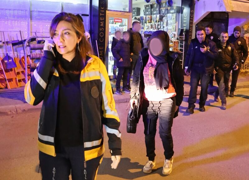 Kadını sokak ortasında bıçaklayıp kaçmıştı, polisin operasyonuyla yakalandı