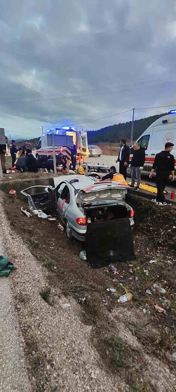 Karabük’te kanala düşen otomobil duvara çarptı: 1 ölü, 3 yaralı