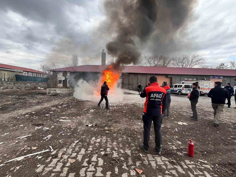 Kars’ta polise afet farkındalık ve yangın eğitimi verildi