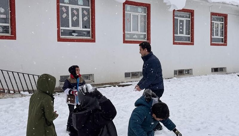 Kaymakam öğrencilerle kartopu oynadı, minikler doyasıya eğlendi