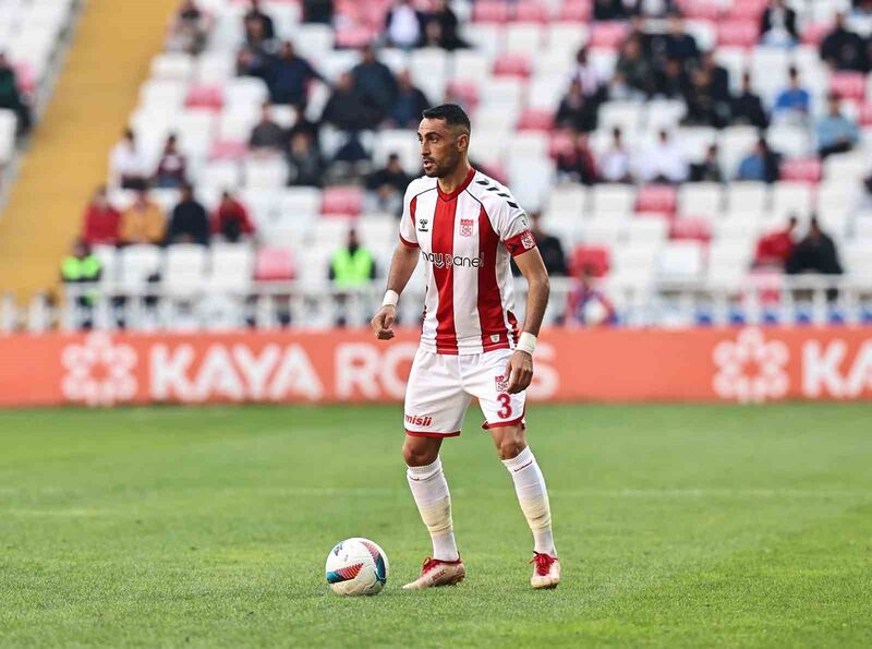 SİVASSPOR’UN FUTBOLCUSU UĞUR ÇİFTÇİ,